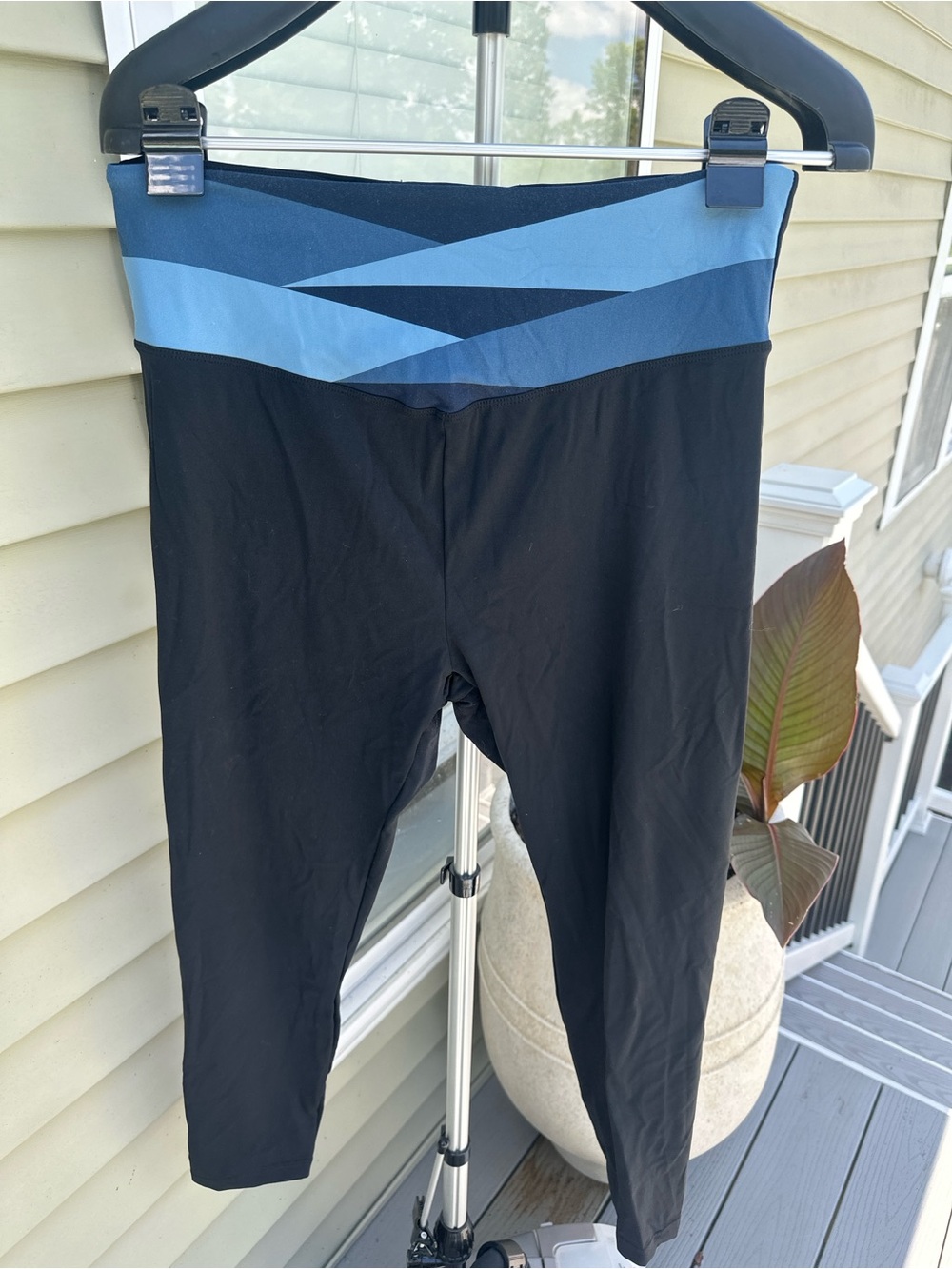 Zyia Black Leggings with Blue Geometric Waistband